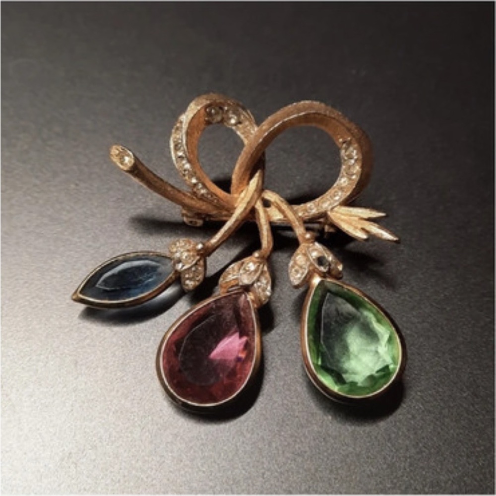 Beautiful vintage brooch.